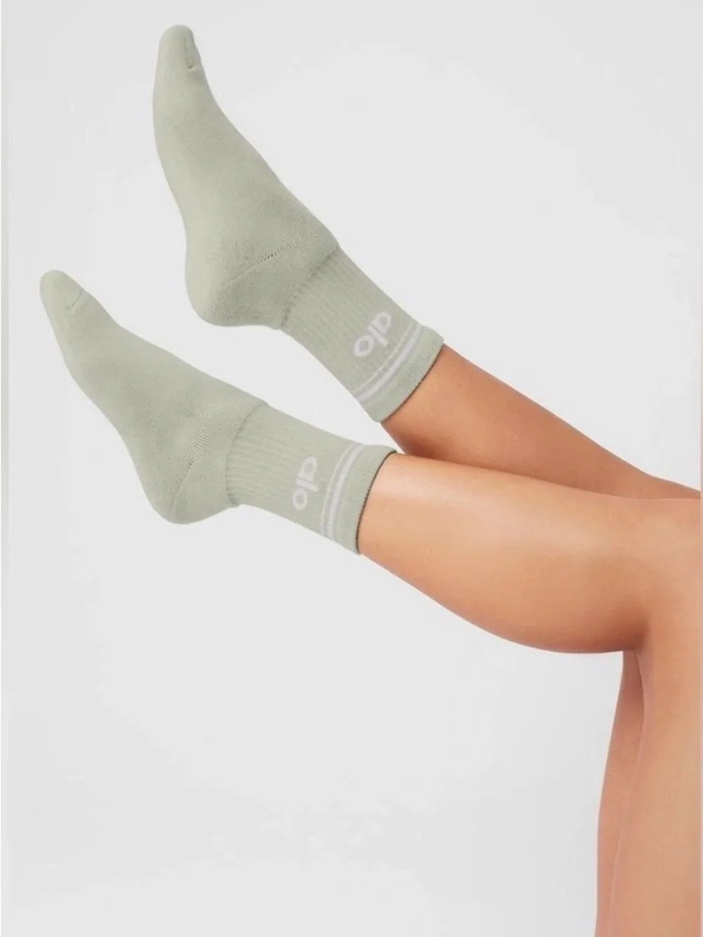 Alo Limited Edition in Limestone/ White Unisex Size M Throwback Crew Socks NWT